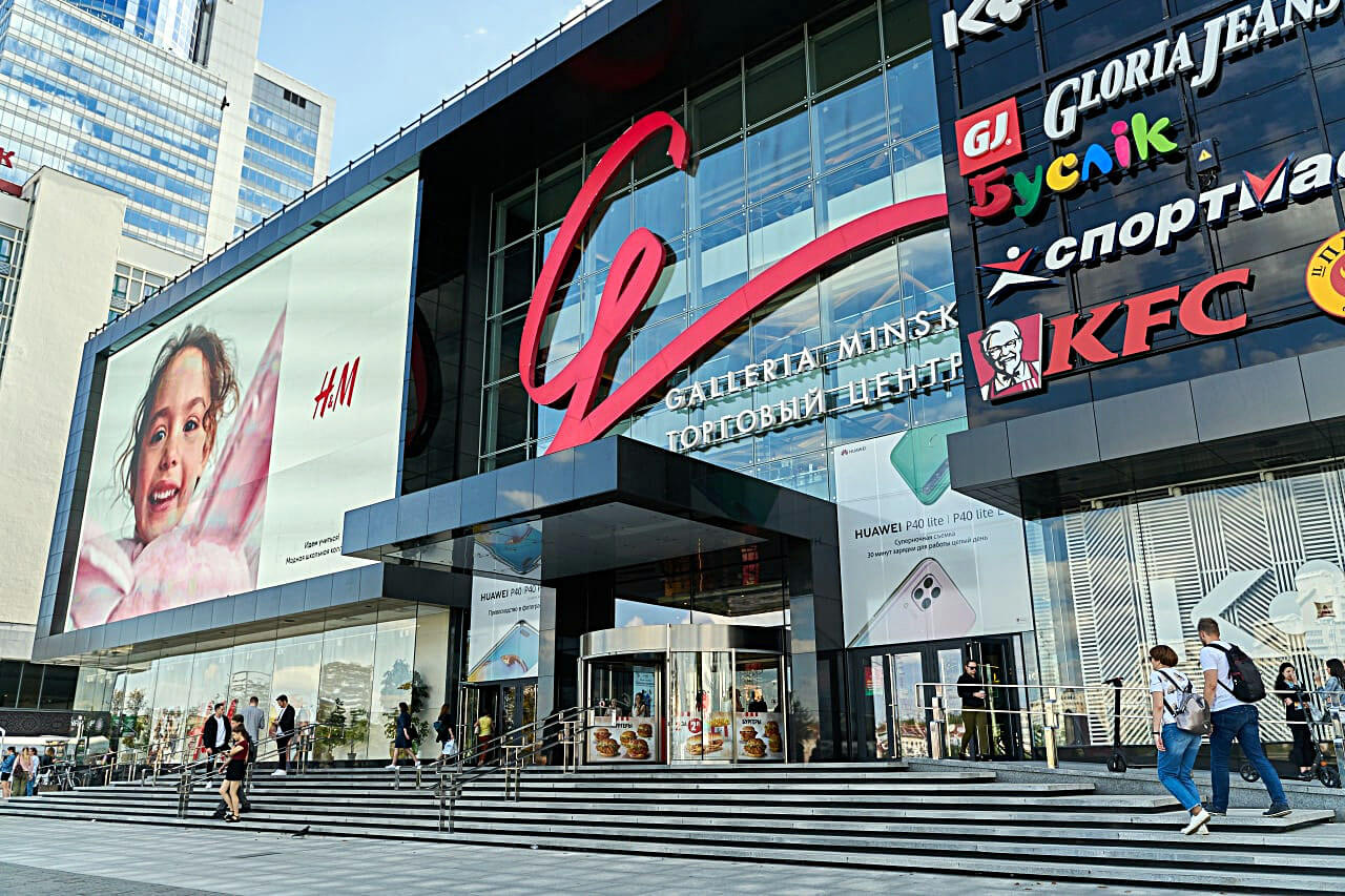 B2C (Business-to-Consumer / бизнес для потребителя) — это модель ведения бизнеса, при которой компания продаёт товары или услуги напрямую конечному потребителю. Такая модель охватывает как физические продажи в оффлайн магазинах, так и цифровые каналы — интернет-магазины, маркетплейсы